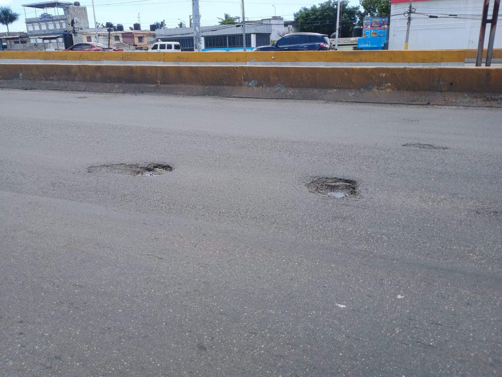 Hoyos en una de las avenidas del Gran Santo Domingo.