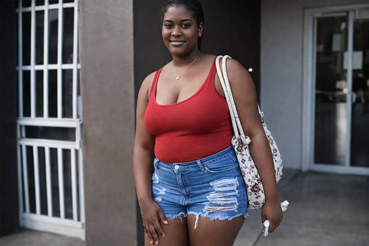 Tenía 21 años. Era estudiante de bachillerato. La mató a puñaladas su pareja, con quien convivía desde que tenía 17 años. El feminicidio ocurrió delante del hijo de ambos de tres años quien, según los familiares, no ha vuelto a hablar desde entonces. El feminicida continúa prófugo. Ocurrió el <strong>31 de enero</strong> en Los Bajos de Haina, San Cristóbal.