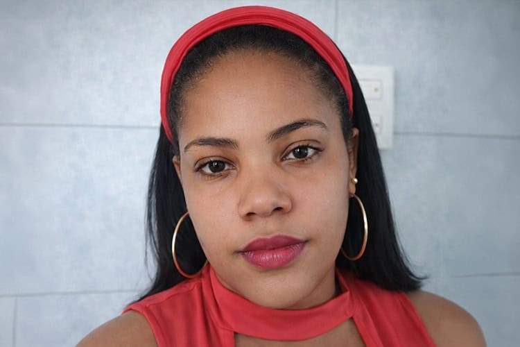 Tenía 32 años. Murió a consecuencia de las heridas de bala que le produjo su expareja cuatro días antes. Cuando se entregó a la policía, el feminicida justificó su crimen alegando haber visto a su víctima salir de una cabaña en compañía de su «peor enemigo». Su versión fue recogida por numerosos medios digitales y se volvió viral. La mujer fue víctima de una campaña de desprestigio en las redes. Pese a su estado de gravedad, el hospital permitió a periodistas locales entrevistarla. Ella desmintió que al momento del ataque estuviera en una cabaña, reiteró que estaba separada de su agresor y denunció el constante acoso a que estaba sometida. Calificó la versión del feminicida de malintencionada. La agresión ocurrió el <strong>16 de febrero</strong> y el deceso, el 22 de febrero, en el sector Mamá Tingó, Vista al Valle, San Francisco de Macorís.