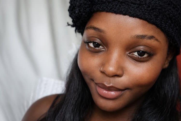 Tenía 24 años. Tenía dos hijas. Apareció ahorcada junto a la cama conyugal, lo que despertó sospechas sobre su pareja. En un vídeo familiar, se ve a la joven, apenas unas horas antes del hallazgo del cadáver, compartir alegremente en el cumpleaños de su padre. El sospechoso de feminicidio fue quien les informó a sus parientes de la muerte de la joven alrededor de las cinco de la mañana. Hasta el momento de escribir esta nota, el hombre no ha sido imputado y el caso continúa en investigación. Ocurrió el <strong>19 de enero </strong>en el sector Gualey, Distrito Nacional.