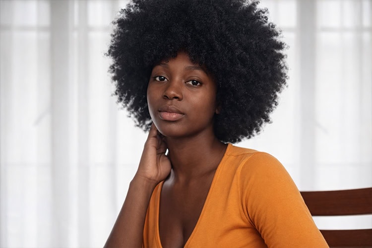 Tenía 17 años. Estaba embarazada. La mató de ocho puñaladas su pareja, quien la maltrataba con frecuencia. La joven tenía un hijo de dos años, que el feminicida dejó encerrado en la vivienda junto al cadáver de su madre. Según audios enviados por la víctima a un amigo, a quien pedía ayuda, el feminicida se oponía a que ella viajara a San Pedro de Macorís para asistir al velatorio de su abuela paterna. Vecinos del barrio describen a la adolescente como amable, siempre con su hijo en brazos. Ocurrió el <strong>4 de enero</strong> en el sector Los Peralejos, Distrito Nacional.