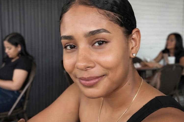 Tenía 25 años. Era estudiante de término de Bioanálisis. La mató de un disparo un teniente coronel con quien mantenía una relación sentimental. Viajó de  Azua a la capital para encontrarse con él. El feminicida adujo que el disparo fue accidental, lo que desmintió la autopsia. Al parecer, discutieron en el interior de un vehículo, por lo que antes de ser asesinada la joven llamó a una hermana para pedirle que fuera a buscarla. Ocurrió el <strong>25 de enero</strong> en la avenida Freddy Beras Goico, Parque Mirador Sur, Distrito Nacional.