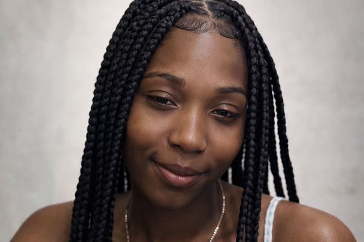 Tenía 22 años. Fue violada por tres hombres, golpeada hasta la muerte y su cadáver dejado en una cisterna. Uno de ellos, considerado autor intelectual del feminicidio, acosaba a la joven con pretensiones sexuales. Varios mensajes por WhatsApp contienen pruebas de ese acoso y de amenazas de muerte. Temerosas por la suerte de la víctima, la madre y una hermana acudieron a la policía para depositar una querella, pero les pidieron regresar al día siguiente. No tuvieron que hacerlo porque la joven mujer ya había sido brutalmente asesinada. Ocurrió el <strong>14 de febrero</strong> en el sector El Capacito, municipio San Antonio de Guerra.