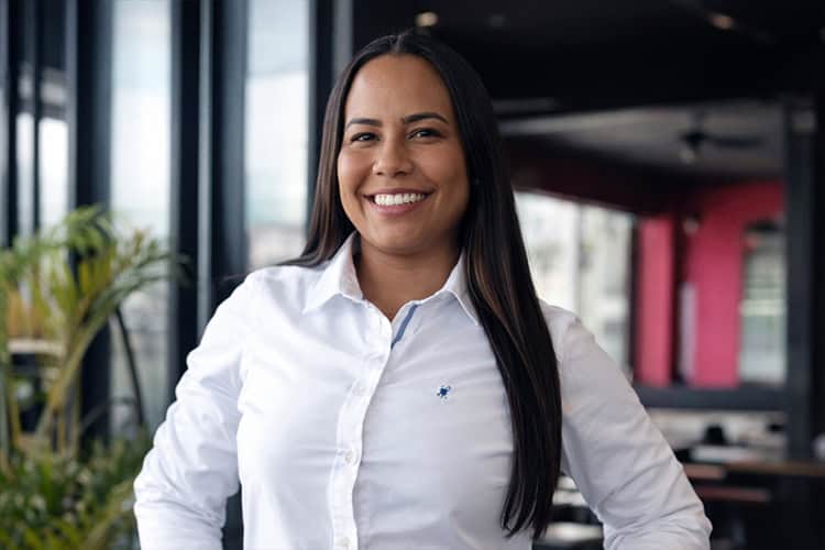 Tenía 32 años. Era profesora en un colegio en Cristo Rey. Murió dos días después de que su pareja le disparara a la cabeza. Dos hijos de nueve y dos años quedan huérfanos. Según dijeron familiares, la  víctima tenía la intención de separarse a causa de las frecuentes y públicas infidelidades del feminicida. Un reclamo de ella por esta conducta recibió el disparo como respuesta cuando ambos, en compañía de un amigo, se dirigían a la casa compartida luego de celebrar por el año nuevo. Entre ambos, la llevaron al Hospital Moscoso Puello, donde la dejaron abandonada.  Ocurrió el <strong>2 de enero</strong> en el sector en el sector La Zurza , Santo Domingo Norte.