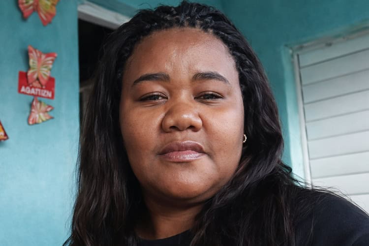 Tenía 54 años. Se ganaba la vida vendiendo frutas, té, café y otros comestibles en la parada Consuelo-Hato Mayor. La estranguló su expareja, quien tenía una orden de alejamiento por violencia de género. Para cometer el hecho, entró a la casa violentando una ventana.  Ella decidió romper con él cuando supo que había cumplido cinco años de prisión por violencia contra una pareja anterior, pero él insistía en la reconciliación. Tras su crimen, el hombre se suicidó. Ocurrió el<strong> 31 de enero</strong> en el barrio Los Maestros, del municipio de Consuelo, provincia San Pedro de Macorís.