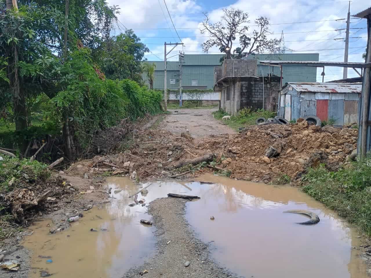 Para poder drenar las aguas del pasado martes y miércoles fue necesario abrir una zanja en medio de la calle principal.