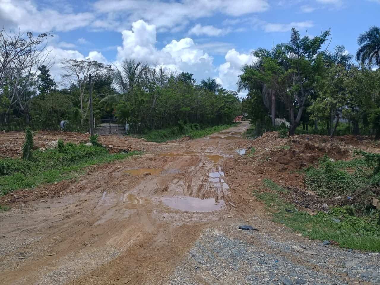 Las calles no tienen asfalto, aceras ni contenes.