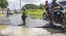 Conductores y peatones enfrentan dificultades por mal estado de la Carretera Vieja Sabana Perdida