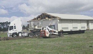 Una pareja australiana traslada su casa porque estaba en el terreno equivocado