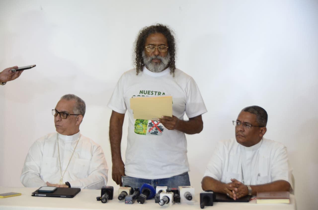 Comunitarios y líderes sociales expresan su rechazo a posibles proyectos mineros en la cordillera Septentrional, durante un encuentro en Santiago.