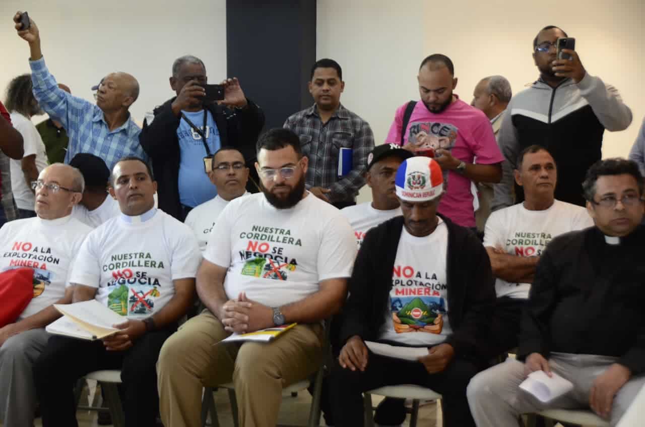 Comunitarios y líderes sociales expresan su rechazo a posibles proyectos mineros en la cordillera Septentrional, durante un encuentro en Santiago.