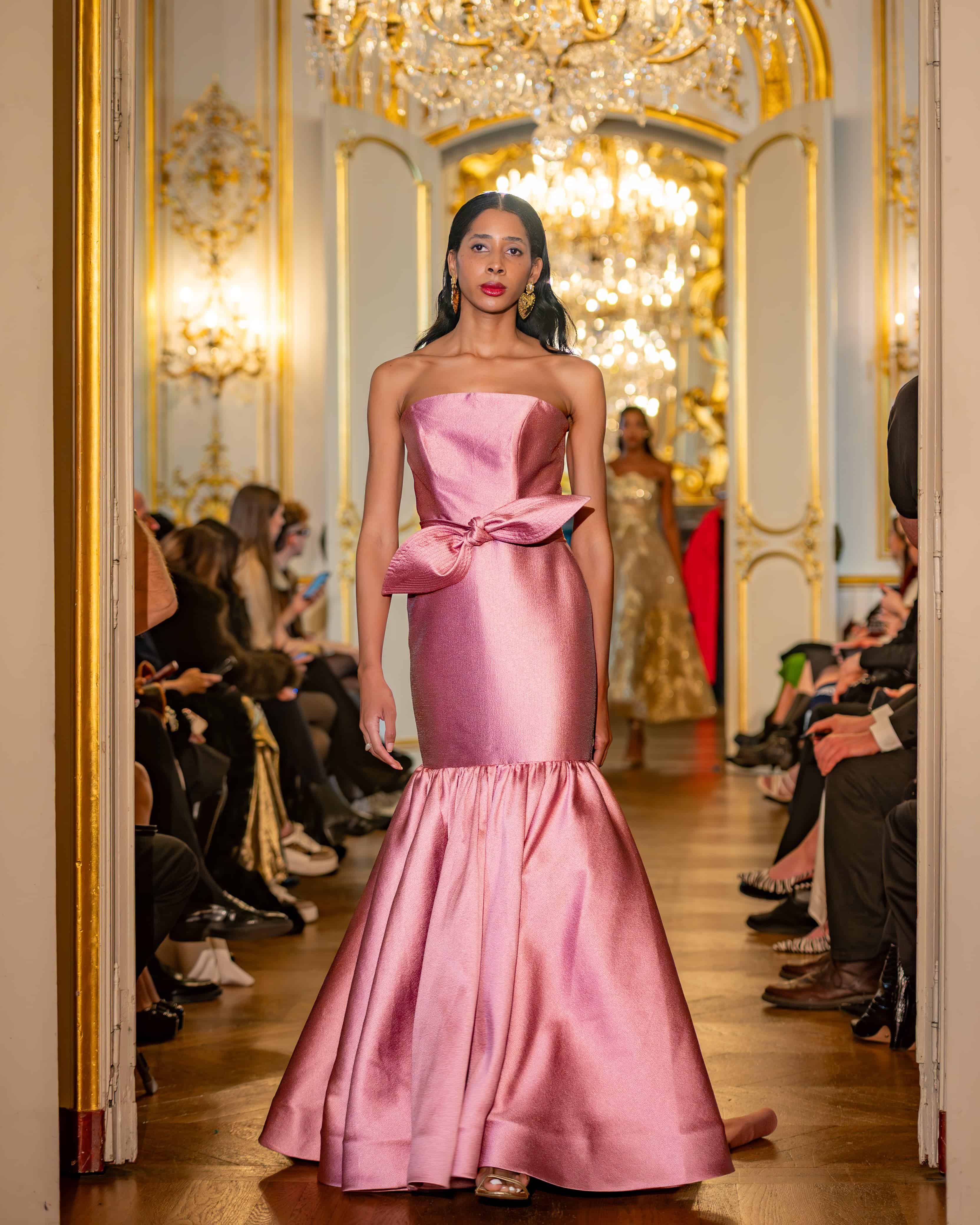 Siluetas estructuradas y volúmenes protagónicos marcaron la colección Alta Moda 2026-2027 de Maison Rivero, presentada en París con texturas de alta gama que reafirman el sello distintivo de la marca dominicana.