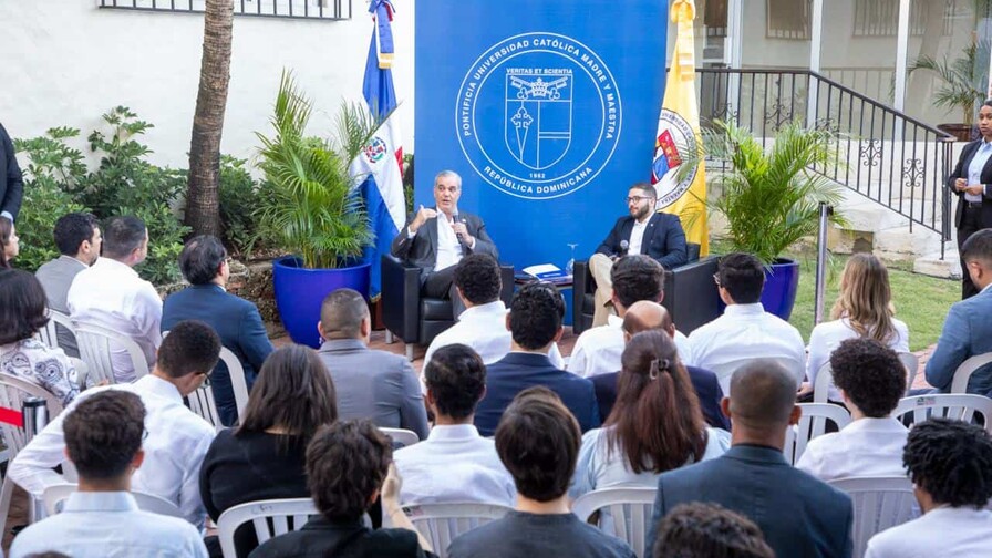 Abinader dialoga con universitarios y resalta la educación y liderazgo como ejes del desarrollo
