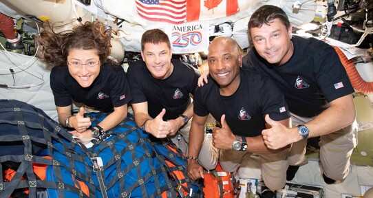 La tripulación de Artemis, a pocas horas de su regreso a la Tierra