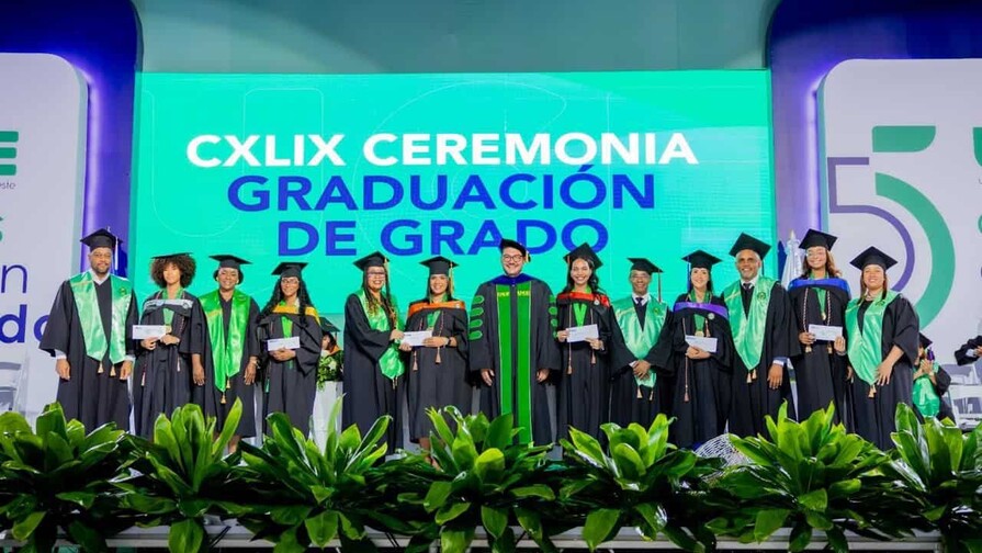 La UCE gradúa 915 nuevos profesionales en grado, posgrado y técnico superior