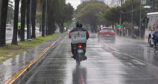 Vaguada seguirá generando aguaceros este miércoles; dos provincias siguen en alerta verde