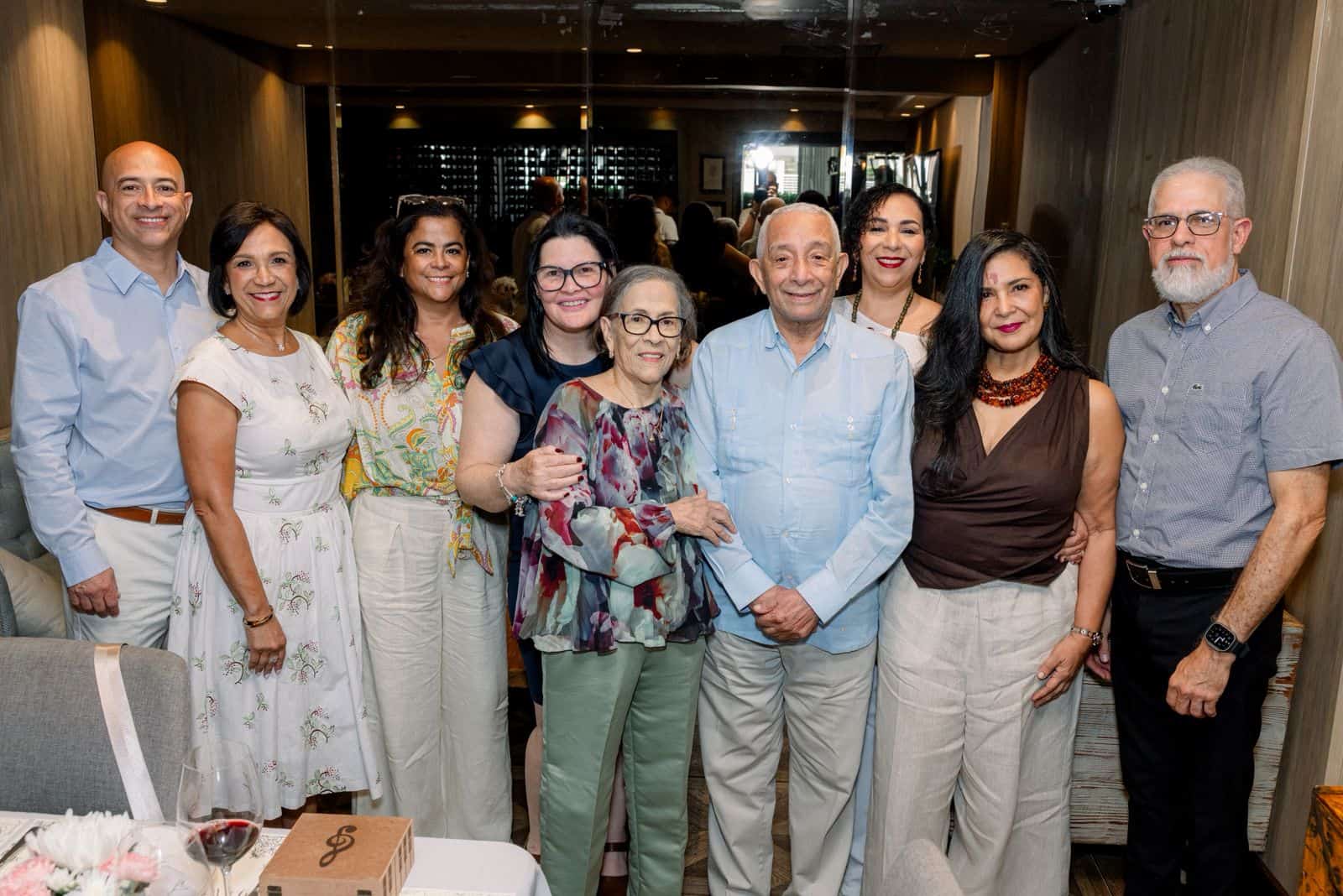 Rafael Solano comparte con familiares durante la celebración de sus 95 años de vida.