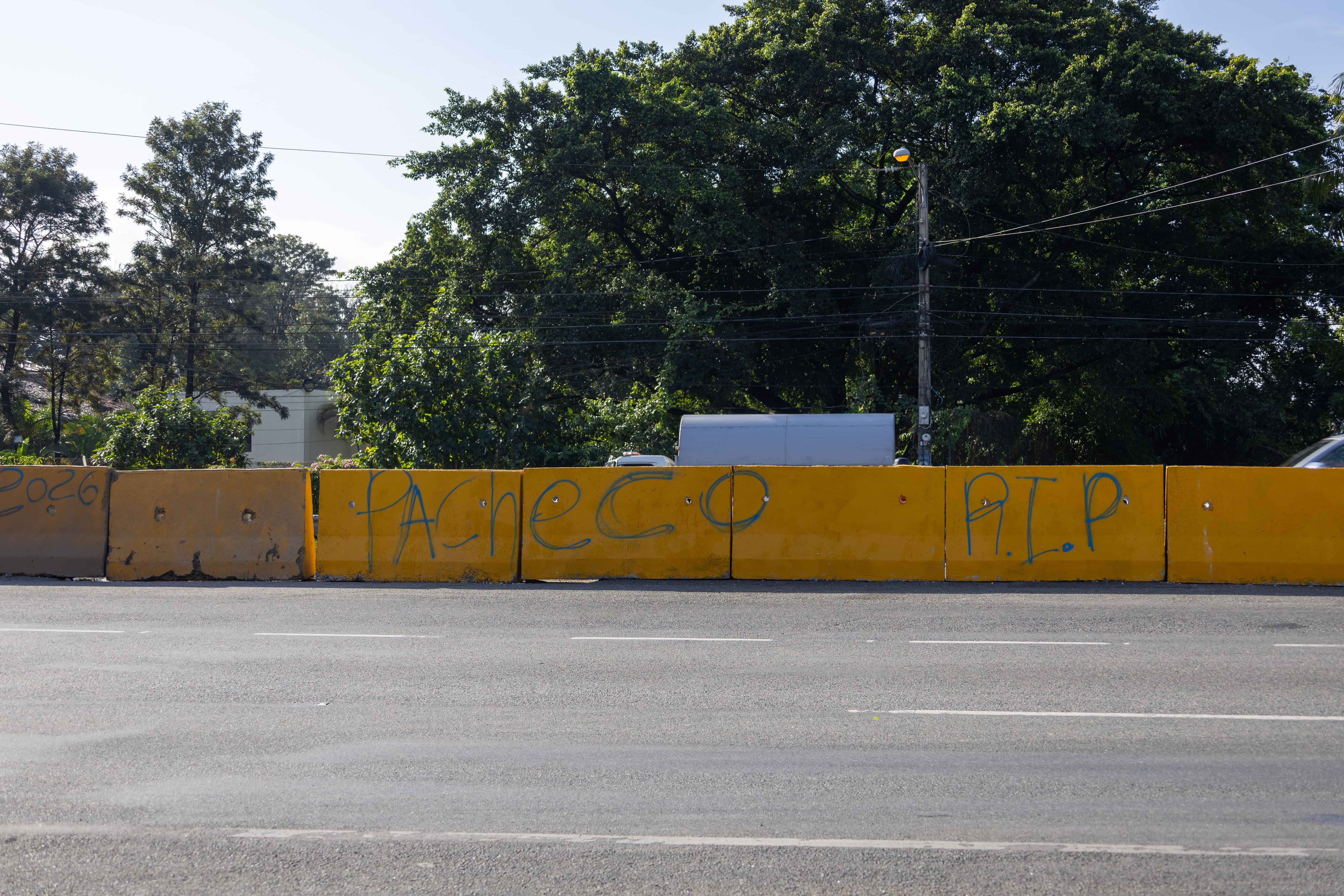 Cruce de La Cruz, cerrado&nbsp;Cruce de La Cruz permanece cerrado, mientras residentes de la zona continúan enfrentando dificultades y riesgos al intentar atravesar la autopista por falta de un paso seguro.