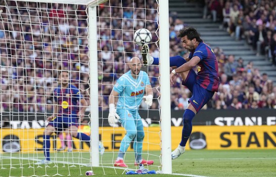 El Barça golea en derbi ante el Espanyol (4-1) y acaricia el título de liga