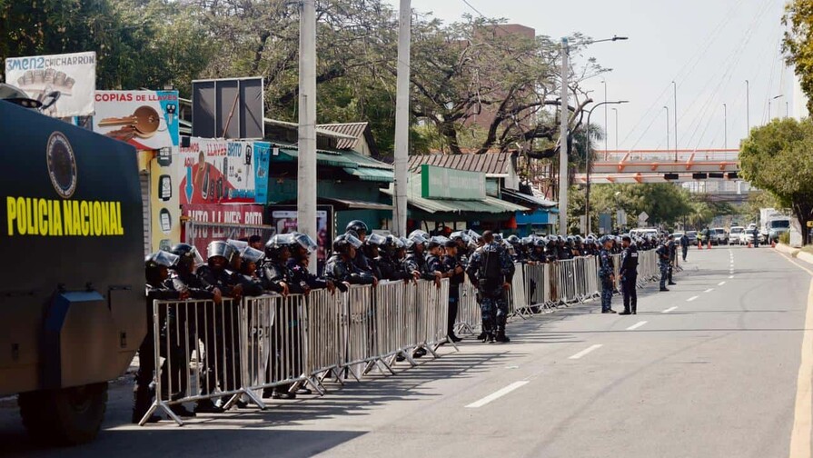Familiares del fallecido comunicador Johnny Marte denuncian desalojo irregular en plaza Teleofertas Familiares del fallecido comunicador Johnny Marte denuncian desalojo irregular en plaza Teleofertas