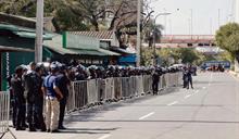 Tensión en la avenida Máximo Gómez: fuerte contingente policial ejecuta desalojo en Teleofertas