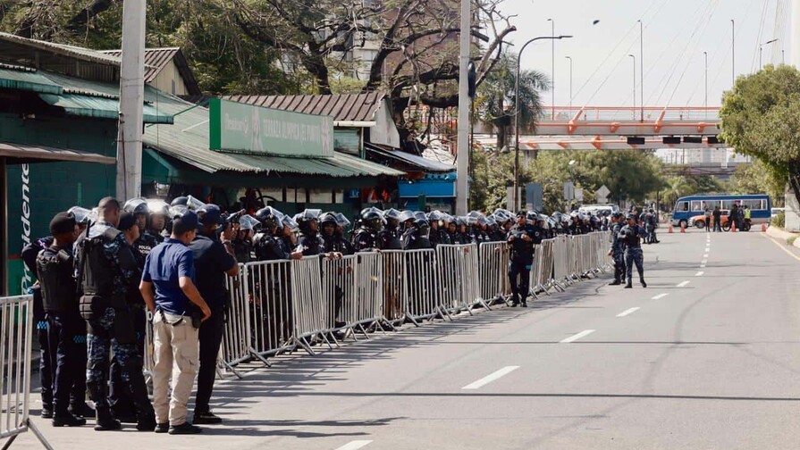 Tensión en la avenida Máximo Gómez: fuerte contingente policial ejecuta desalojo en Teleofertas