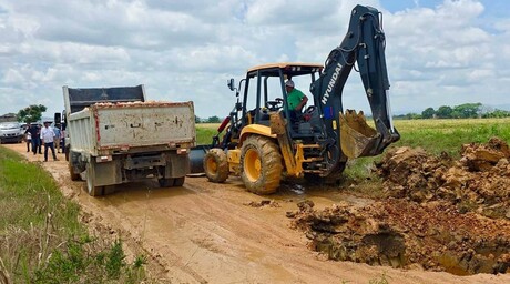 Gobierno inicia en el Bajo Yuna programa para rehabilitar vías interparcelarias