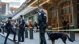 Hombre apuñala a varias personas en estación de metro de Nueva York; la policía lo mata a tiros