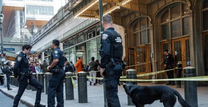 Hombre apuñala a varias personas en estación de metro de Nueva York; la policía lo mata a tiros
