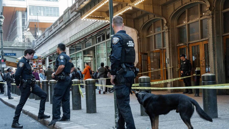 Hombre apuñala a varias personas en estación de metro de Nueva York; la policía lo mata a tiros