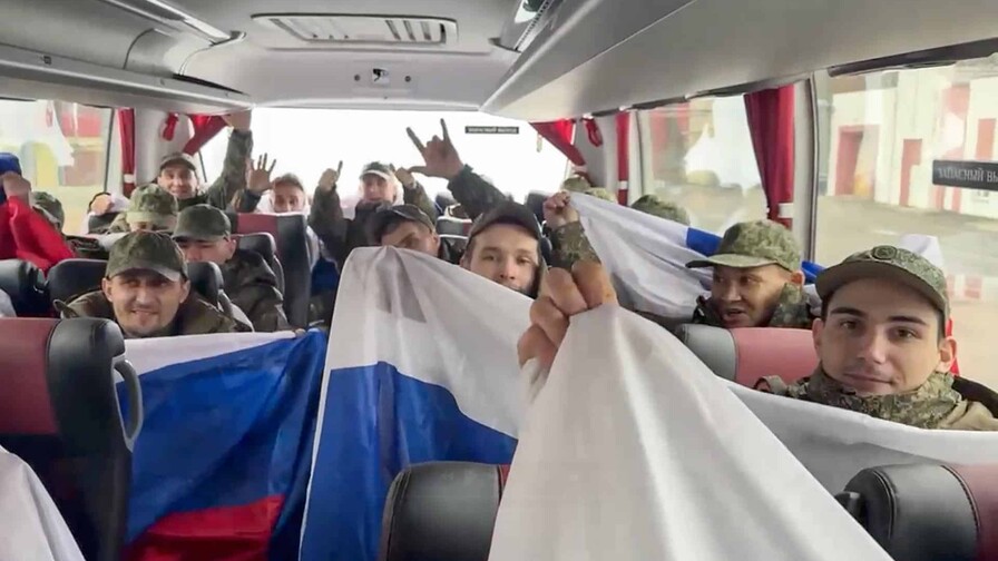 Ucrania y Rusia intercambian prisioneros antes de una breve tregua por la Pascua ortodoxa Ucrania y Rusia intercambian prisioneros antes de una breve tregua por la Pascua ortodoxa