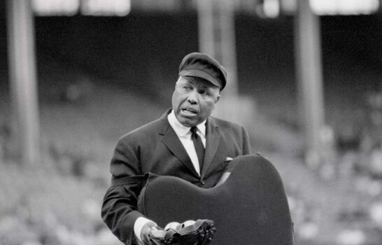 Emmett Ashford primer árbitro negro en ponchar un blanco