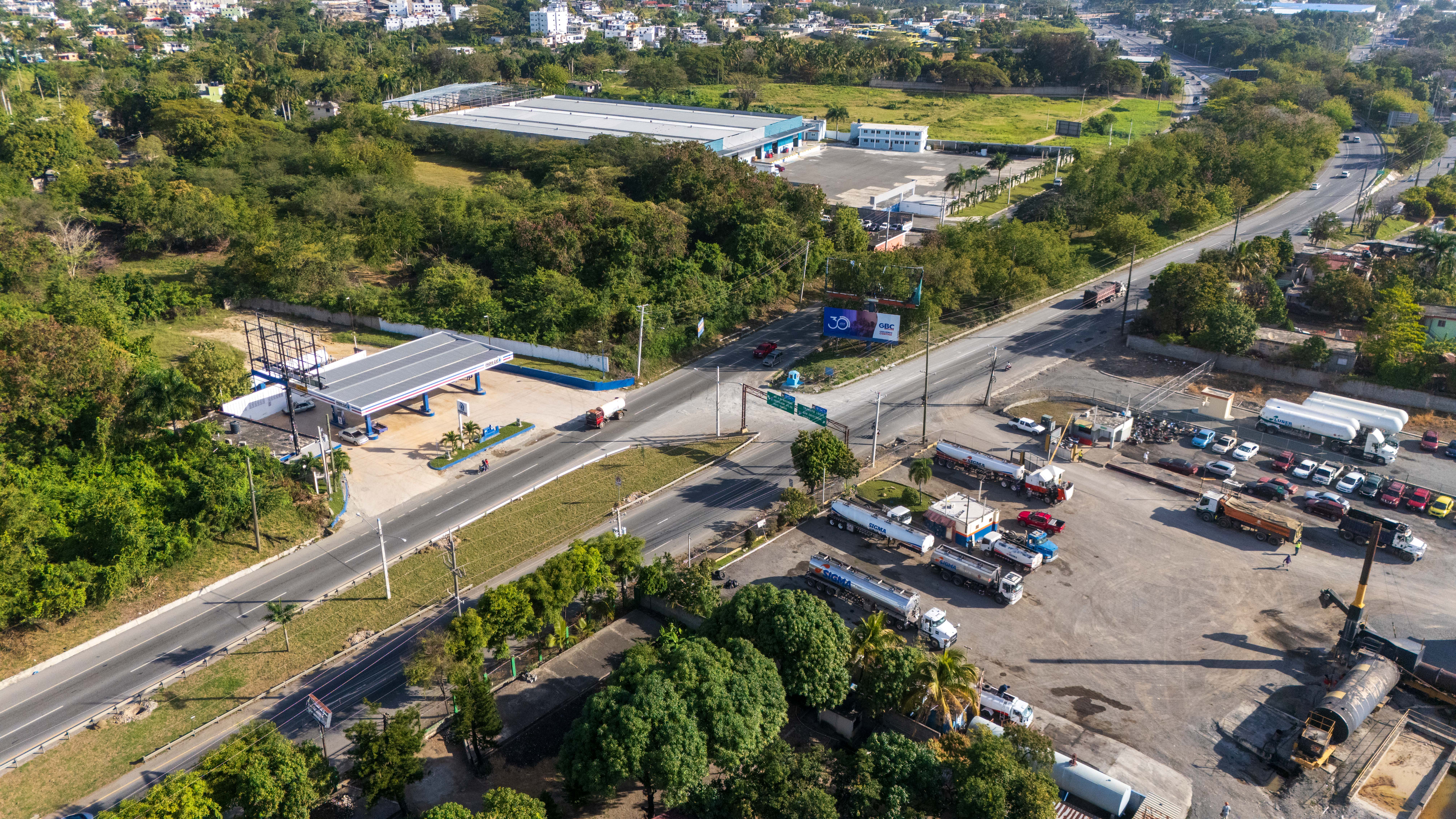 Vista del retorno en el kilómetro cinco de la autopista 6 de Noviembre, lugar donde ocurrió el accidente que cobró la vida de Níquida Espinoza, impactada junto a otras personas mientras esperaba para cruzar la vía.