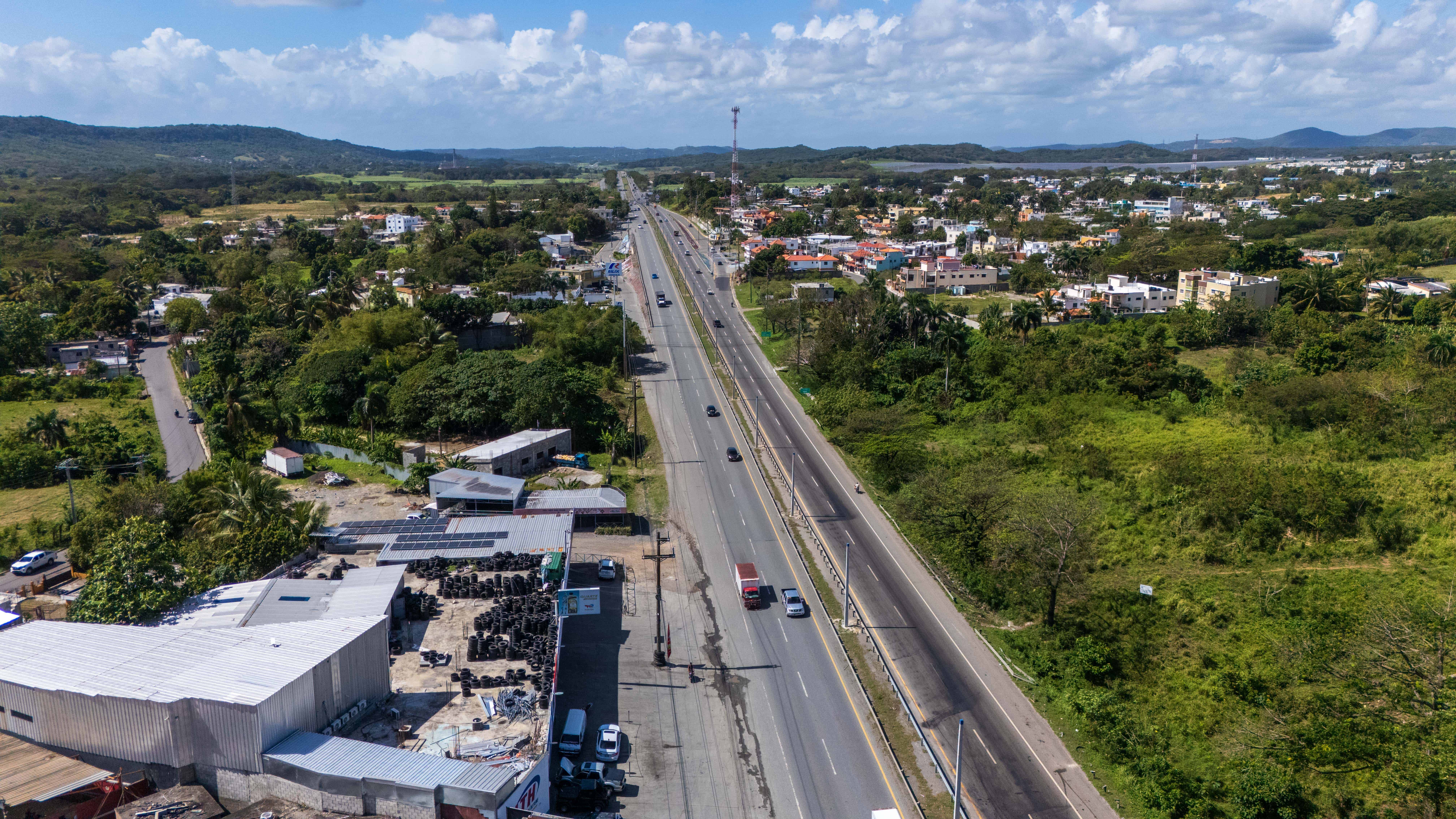 Tramo en la comunidad de Yaguate. Aunque el cruce está cerrado, residentes de zonas aledañas continúan utilizándolo, arriesgando sus vidas para atravesar la autopista.