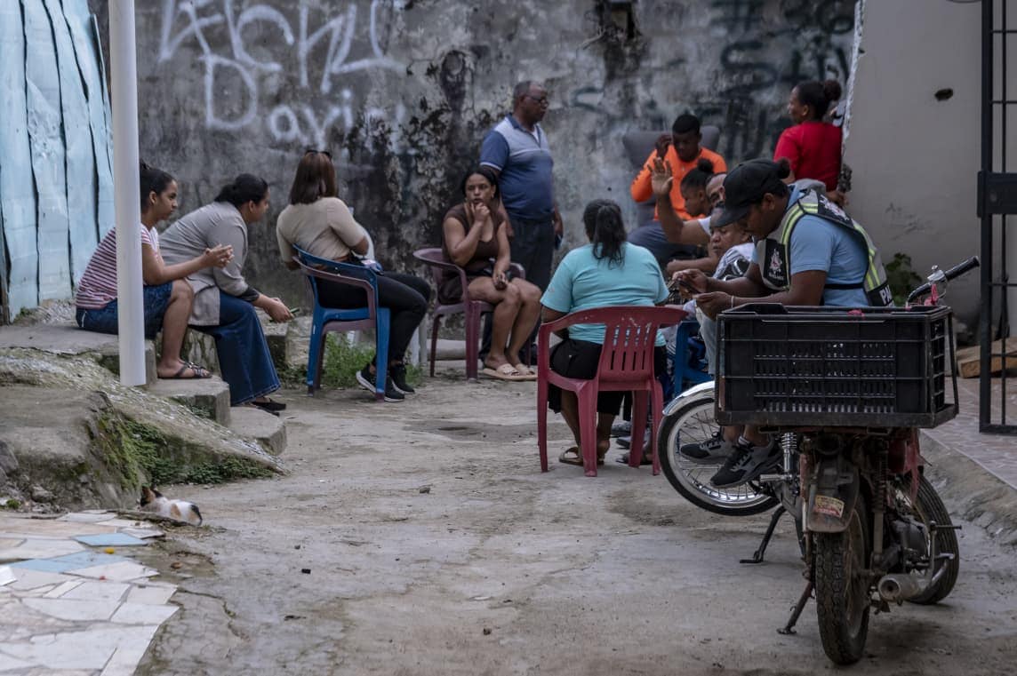 Familiares y vecinos de José Manuel de León, reunidos tras conocer la noticia de su muerte.