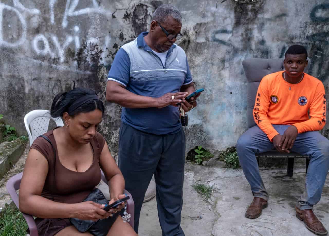 Hermana de José Manuel de León, Rosmery de León, su padre y el voluntario de la Defensa Civil, Luis Enrique Corporán.&nbsp;