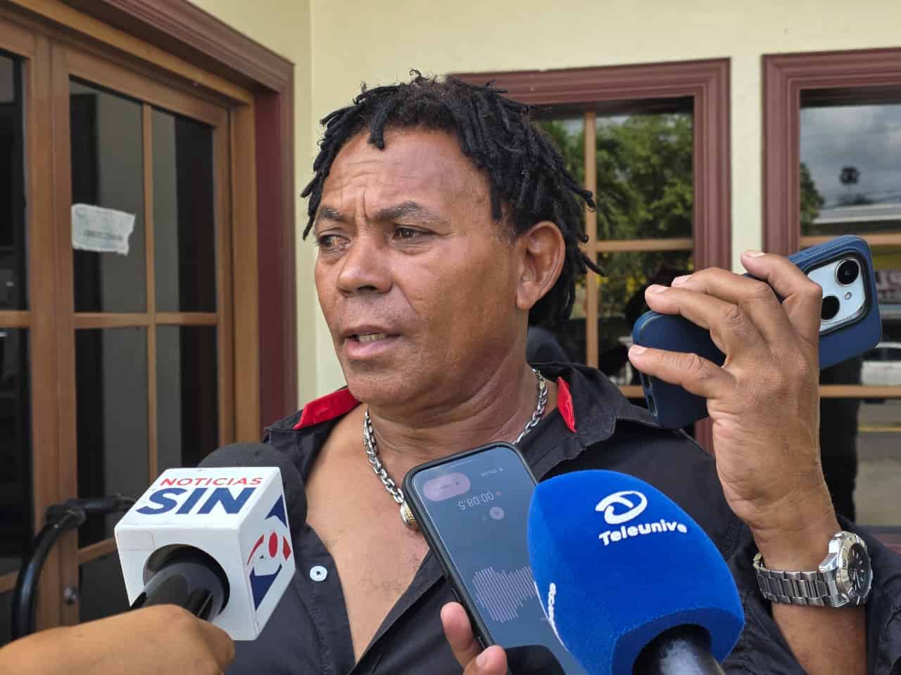 Carmelo Jiménez, también pariente, destacó el impacto de la tragedia y la necesidad de apoyar a la familia en este momento.