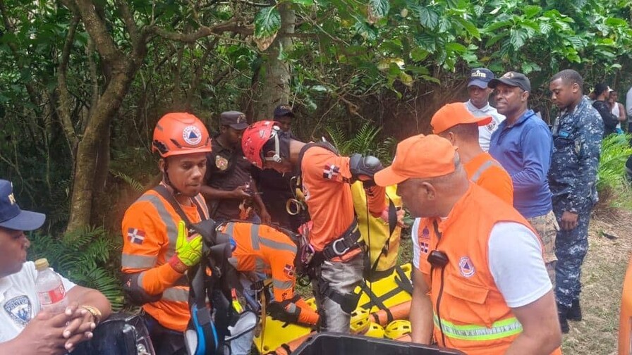 Defensa Civil rescata mujer que se había extraviado en área montañosa en Samaná Defensa Civil rescata mujer que se había extraviado en área montañosa en Samaná