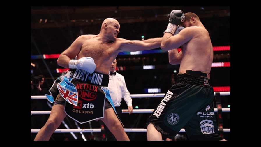 Fury derrota a Makhmudov en su regreso tras más de un año de ausencia