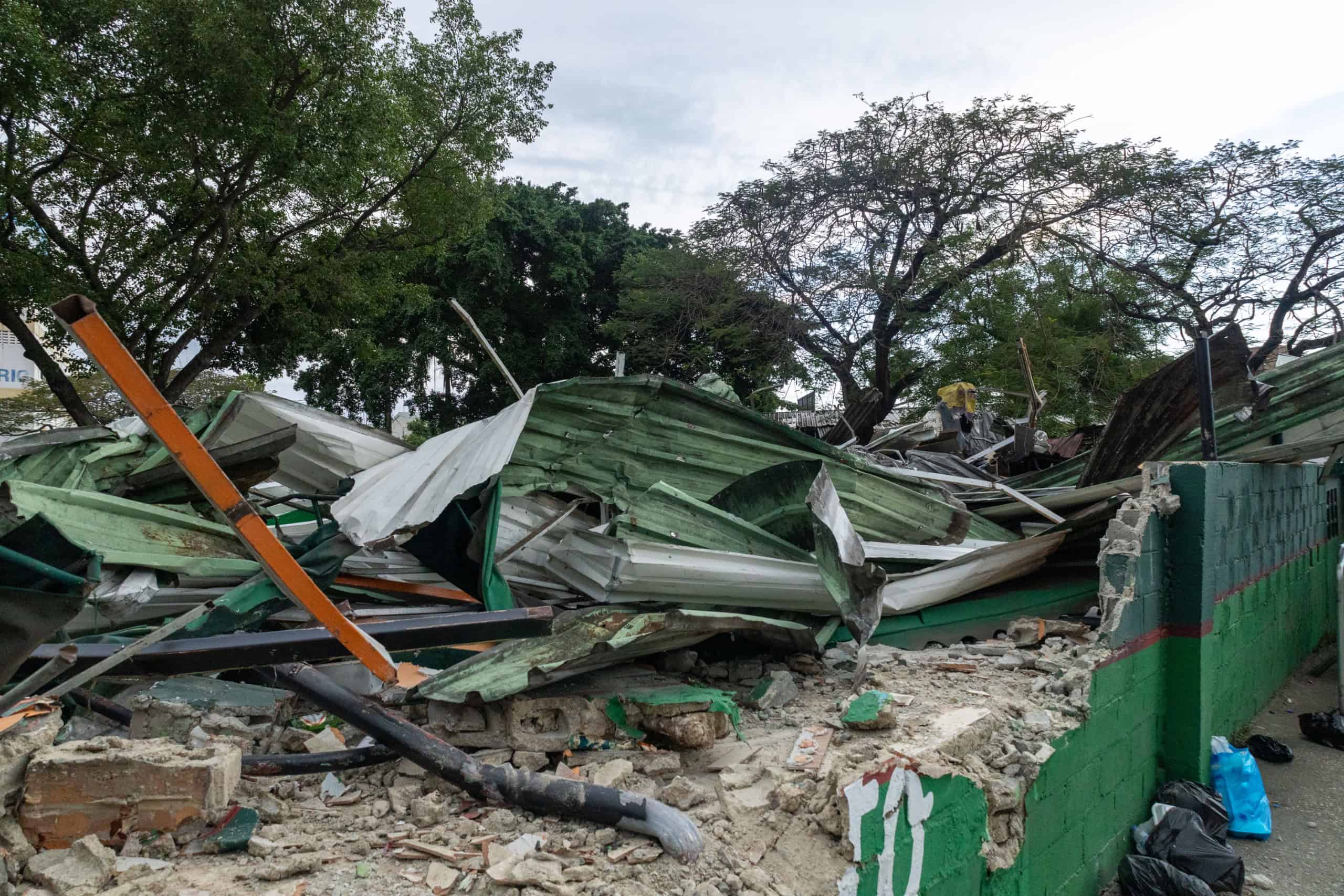 Restos de los escombros de la plaza comercial.