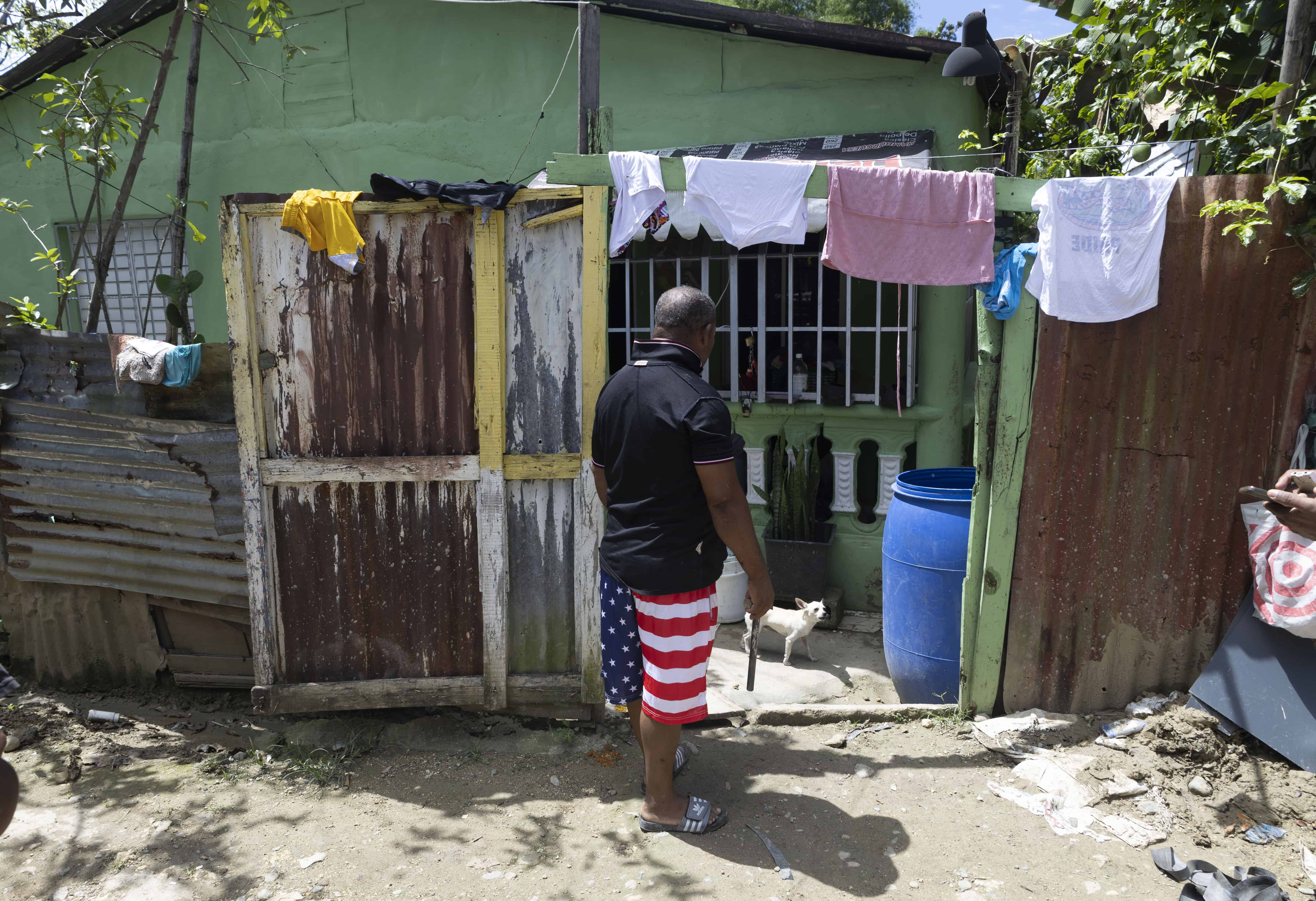 La gente espera ayuda.