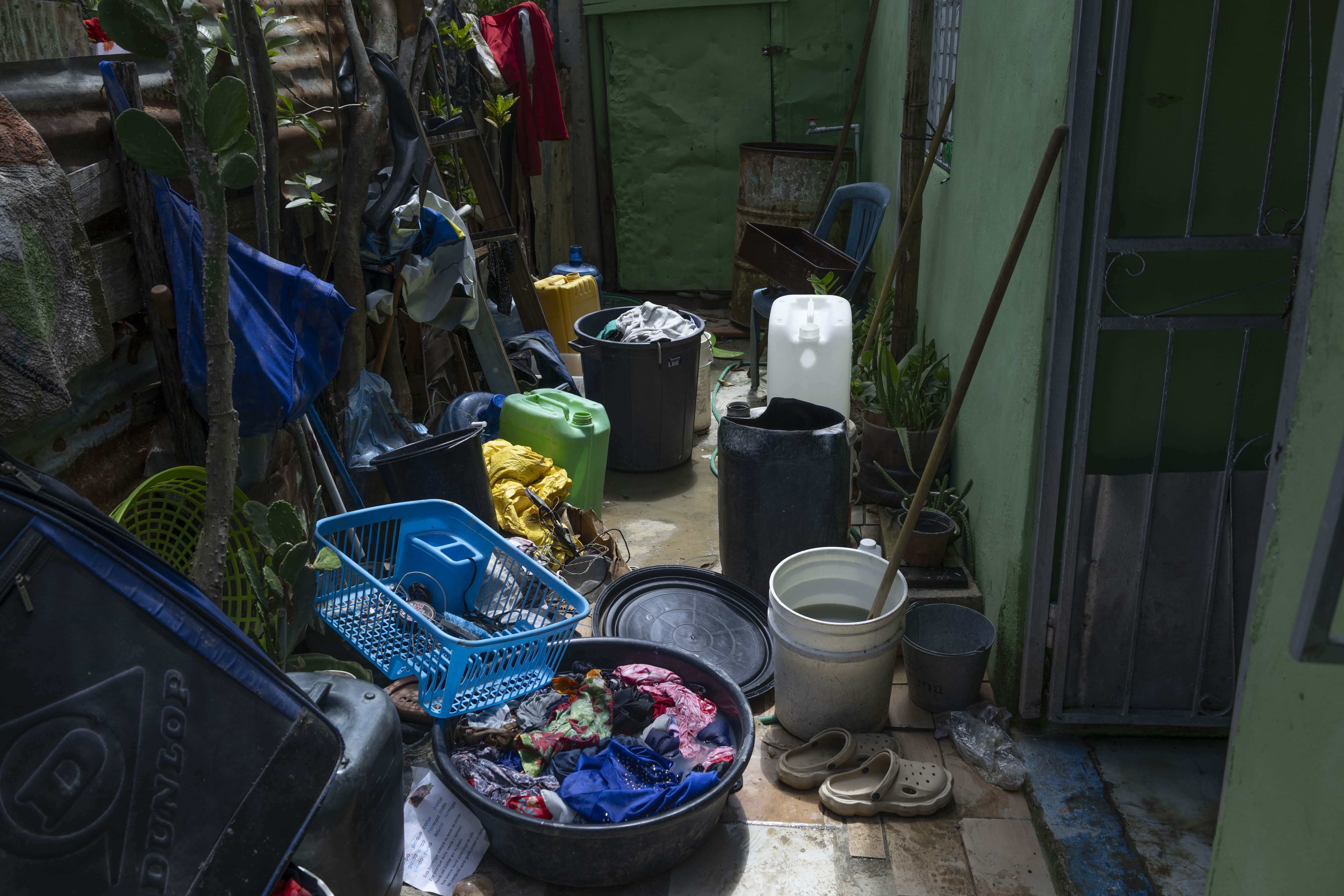 Ropas mojadas en una de las viviendas afectadas.