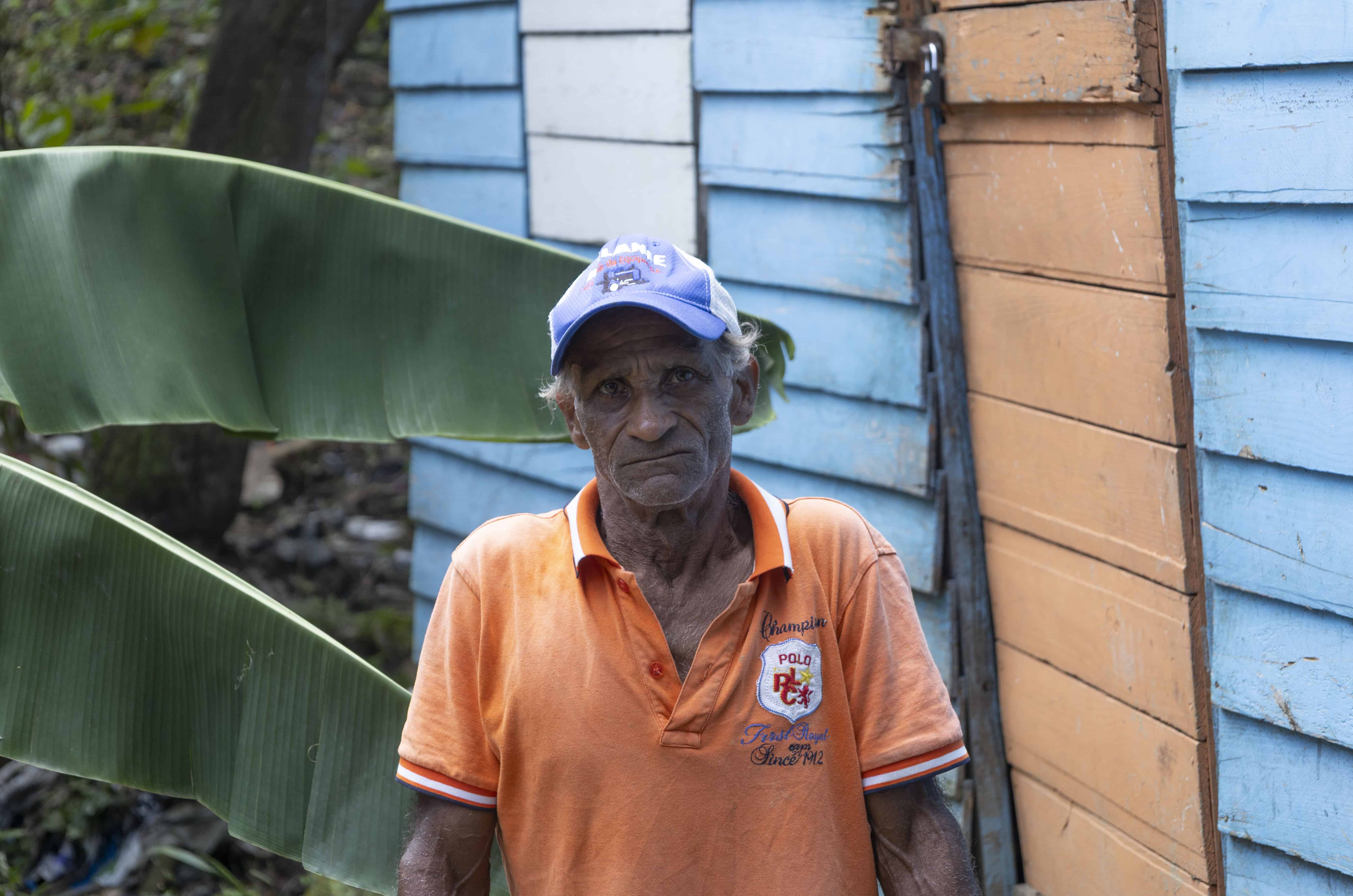 Este señor perdió todo en su casita.