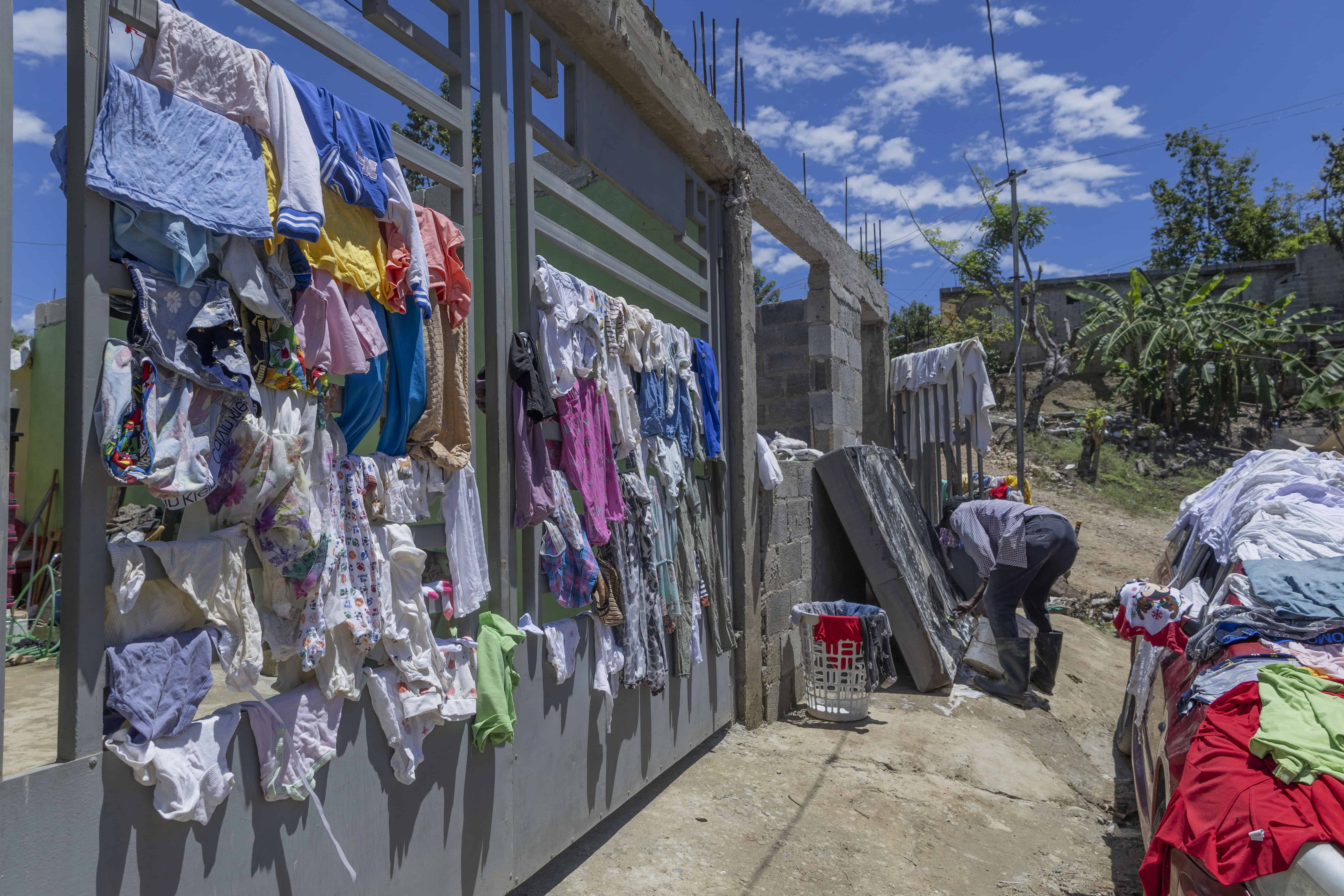 La gente aprovechó el sol para secar al menos la ropa que no se llevó el arroyo.