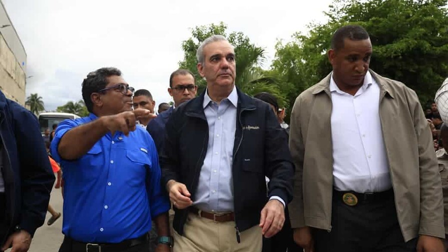 Abinader recorre sectores afectados por lluvias y afirma que el Gobierno tiene fondos para ayuda Abinader recorre sectores afectados por lluvias y afirma que el Gobierno tiene fondos para ayuda