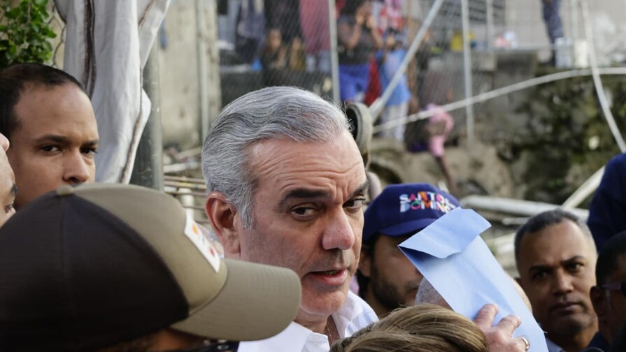 Abinader dice que presiona a todo mundo en Puerto Plata para que retiren el lodo por inundaciones