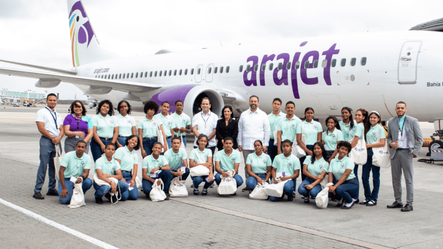 Arajet realiza la primera edición de “Piloto por un día” en el Aeropuerto de Punta Cana