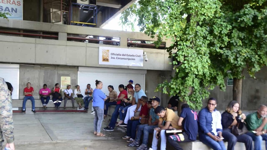 Largas filas y quejas por lentitud marcan jornada de cedulación en Santiago Largas filas y quejas por lentitud marcan jornada de cedulación en Santiago