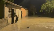 Río inunda la comunidad El Estero en Neiba