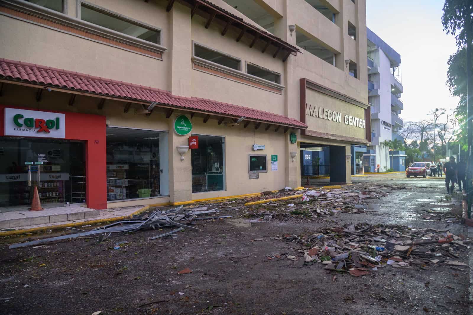 La cornisa de yeso&nbsp;de la fachada norte del condominio que se desprendió a causa de las fuertes lluvias.